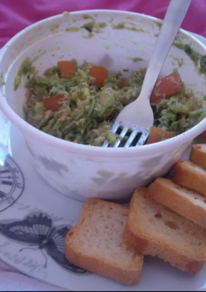 Una foto de Tostadas con "guacamole"
