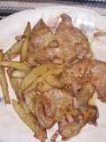 Chuletitas de cerdo con panceta ahumada y papas fritas