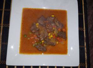 Una foto de Carne de res con vegetales y salsa mixta