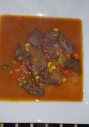 Una foto de Carne de res con vegetales y salsa mixta
