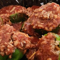 A picture of Crock pot stuffed peppers.