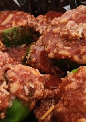A picture of Crock pot stuffed peppers.