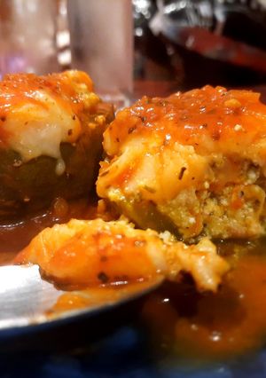 Una foto de Zapallitos rellenos de ricotta y pollo en salsa de tomate 🍅
