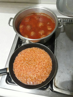 Una foto de Albóndigas mexicanas rellenas de huevo acompañadas con arroz