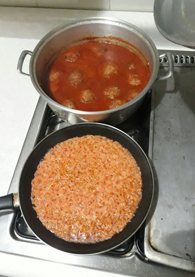 Una foto de Albóndigas mexicanas rellenas de huevo acompañadas con arroz