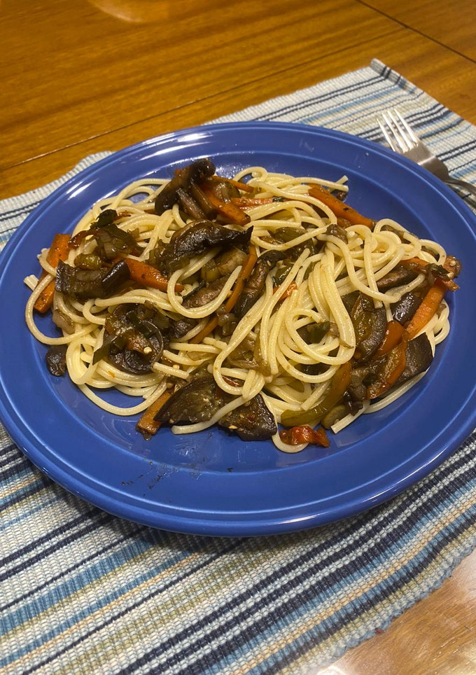 Una foto de Wok de vegetales y espaguetis 🍆🥕🧅🫑