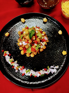 चटपटी छोले चाट (chatpati chole chaat recipe in Hindi) रेसिपी मुख्य फोटो