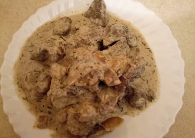 Рецепт: Куриная печень в сметане - Вкусная подливка из куриной печени с картофельным пюре.