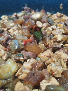 Foto resep Oseng daging dan cecek kecap pedas
