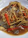 ปลาจาระเม็ดดำเจี๋ยนขิง