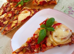 Vékony, pille könnyű pizzatészta, magyaros feltéttel recept fotója
