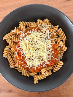 Una foto de 🍝 Pasta de lentejas con pisto 🫑