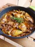 Pollo asado con níscalos y senderuelas