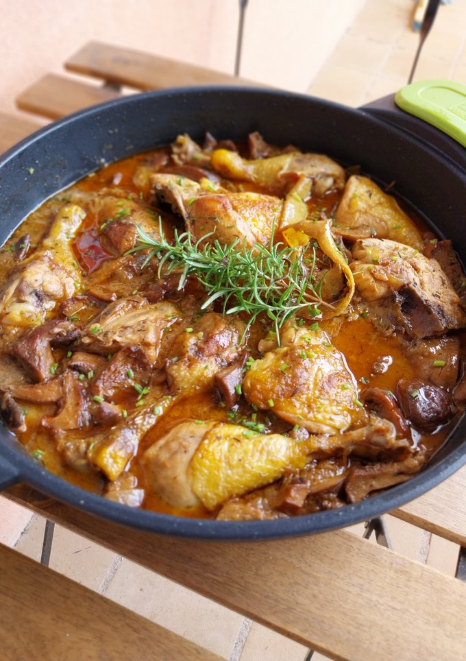 Una foto de Pollo asado con níscalos y senderuelas