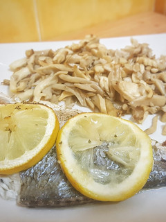 Una foto de Dorada al horno con setas