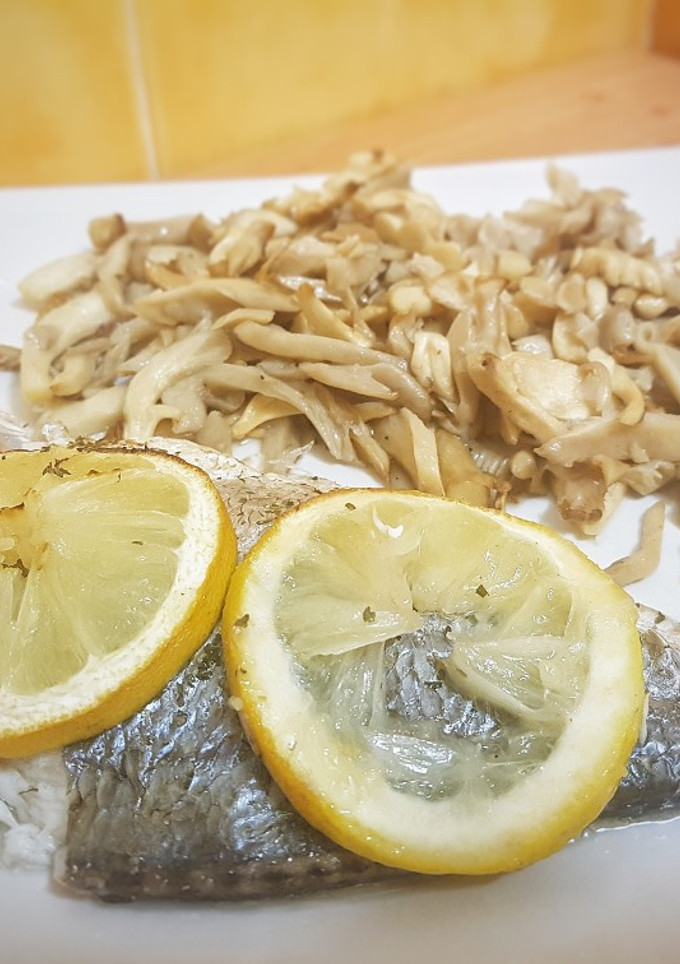 Una foto de Dorada al horno con setas