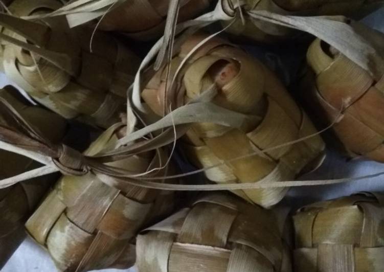 Memasak ketupat dalam panci ptesto