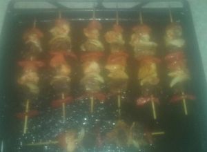 Una foto de Brochettes de carne, pollo y verduras al horno
