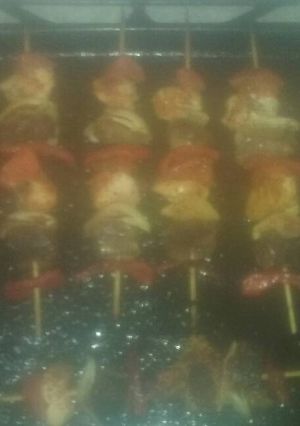 Una foto de Brochettes de carne, pollo y verduras al horno