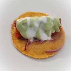 Una foto de Taco de salmón con crema de aguacate