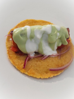 Una foto de Taco de salmón con crema de aguacate