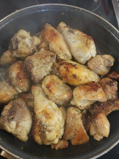 Una foto de Pollo frito con ajos