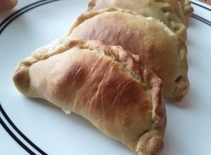 Una foto de Empanadas🥟 horneadas de queso🧀y piña🍍