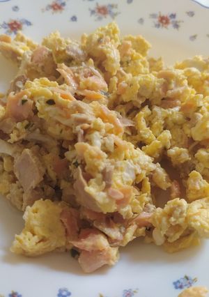 Una foto de Revueltito marinero de salmón ahumado y atún