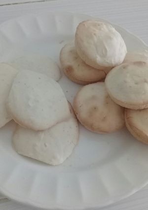 Una foto de Galletas de fécula y crema de leche (polvorones)