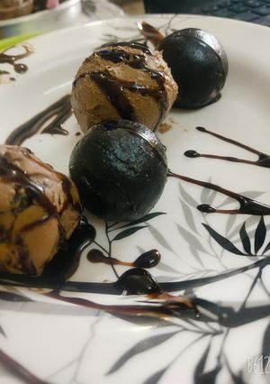 ओरियो बिस्कुट चॉकलेट बॉल्स (oreo biscuit chocolate balls recipe in Hindi) रेसिपी मुख्य फोटो