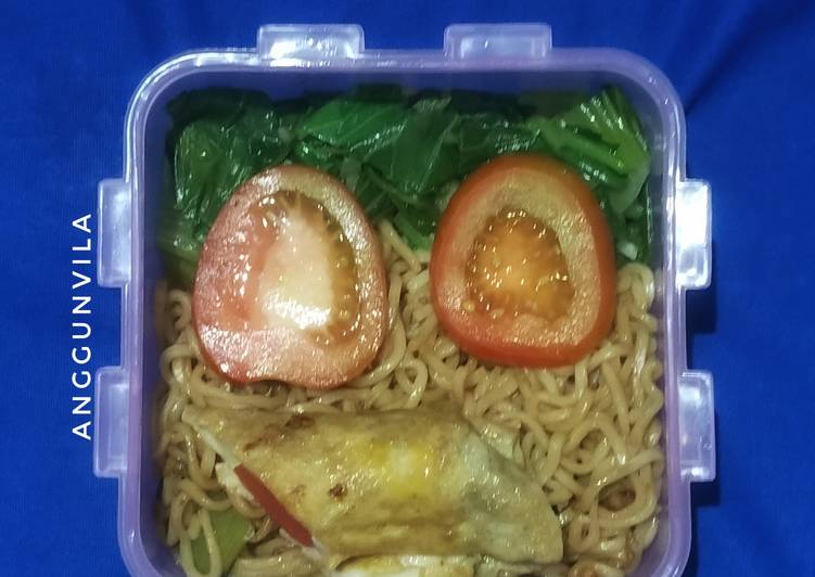 Bagaimana Menyiapkan Mie Sostelju Bento yang Enak