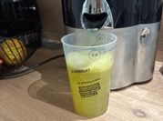Une photo de jus de pomme