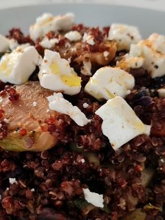 Una foto de Quinoa roja con verduras y queso feta