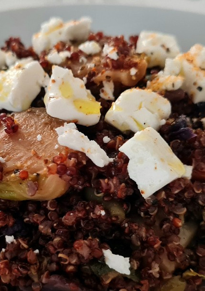 Una foto de Quinoa roja con verduras y queso feta