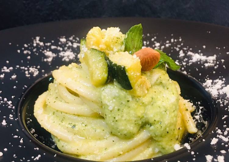 Bucatini con pesto caldo di mandorle e zucchine