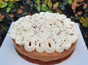 Una foto de postres con bananas y gelatina