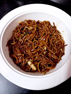 हक्का नूडल्स (Hakka Noodles Recipe in hindi) रेसिपी मुख्य फोटो