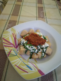 Una foto de Ñoquis de garbanzos con salsa de ricotta y rúcula y pesto rosso