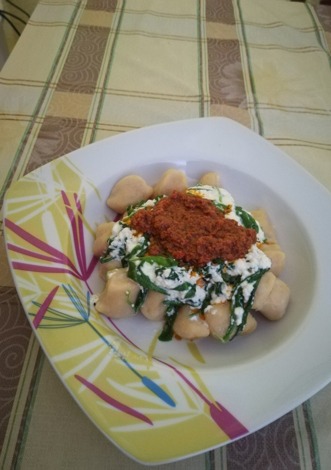 Una foto de Ñoquis de garbanzos con salsa de ricotta y rúcula y pesto rosso