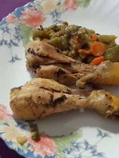 Una foto de Muslos de pollo con verduras, todo en crudo