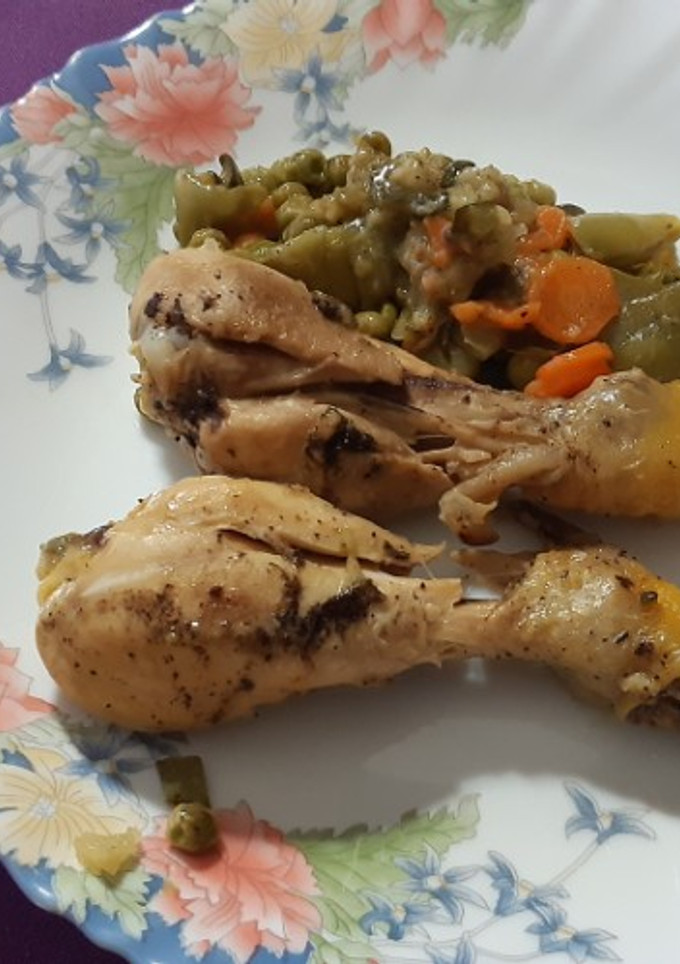 Una foto de Muslos de pollo con verduras, todo en crudo