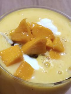 मैंगो लस्सी (Mango Lassi recipe in Hindi) रेसिपी मुख्य फोटो