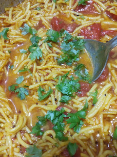 સેવ ટામેટું નું શાક (Sev Tomato Shak Recipe in Gujarati) રેસીપી મુખ્ય ફોટો