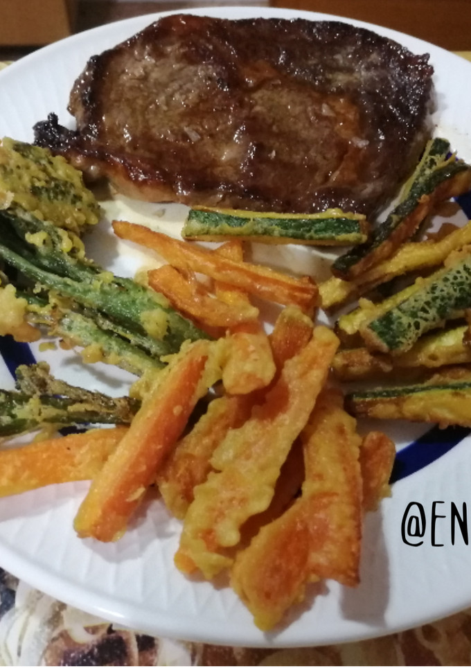 Una foto de Entrecôte con verduras en tempura