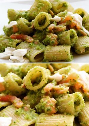 Foto di Pasta con pesto di zucchine, salmone e mozzarella