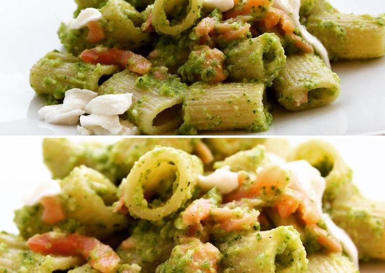 Steps to Prepare Favorite Pasta con pesto di zucchine, salmone e mozzarella