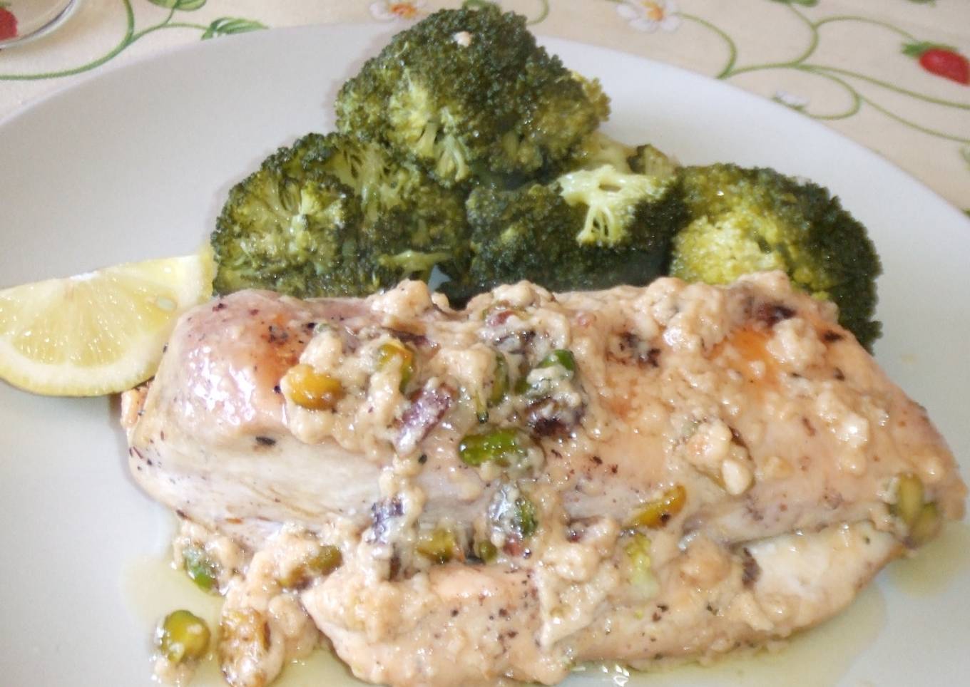 Pechuga de pollo con mantequilla de ron y pistachos