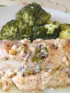 Una foto de Pechuga de pollo con mantequilla de ron y pistachos