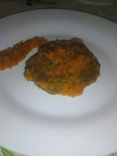 Una foto de Filetes rusos con espinacas y salsa de zanahoria
