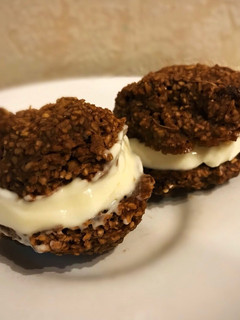Una foto de Alfajorcitos tiramisú. Alfajores de avena y café. Saludable. Al microondas